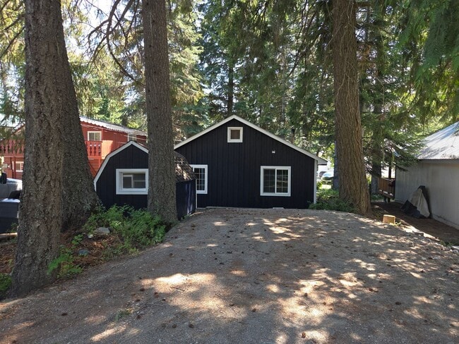 Building Photo - 2 Bed 1 Bath on Diamond Lake Secondary Lot Rental