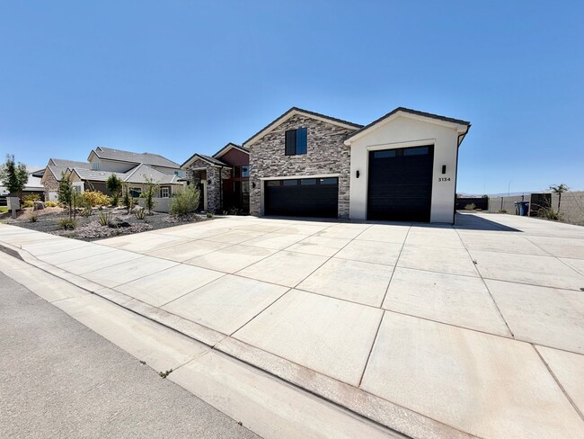 Photo - Beautiful Modern 5 Bedroom Home!! Furnished or Unfurnished option!!