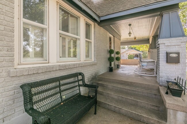 Photo - Charming Bungalow - Arlington Heights