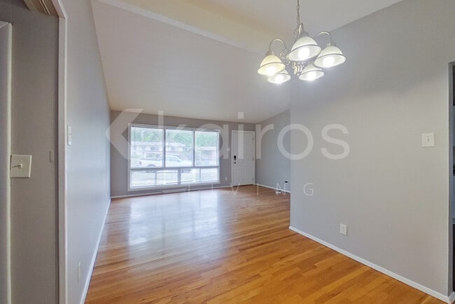 Photo - 425 St Edward Ln