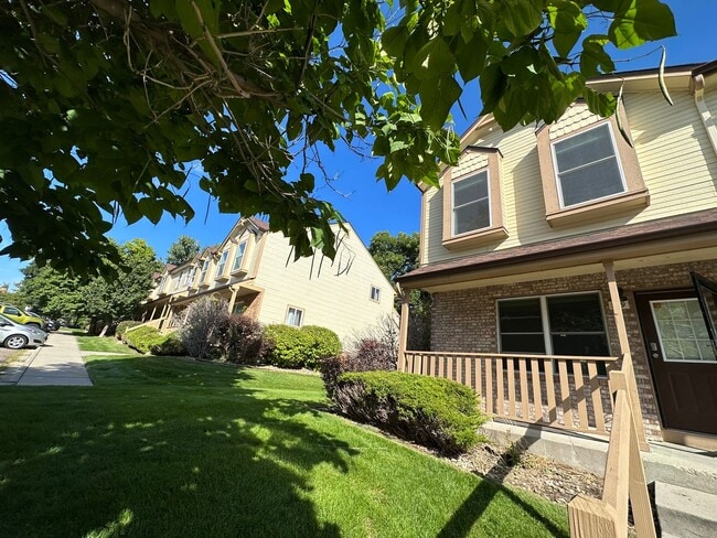 Building Photo - Charming 3b/3b Townhome In Downtown Louisville