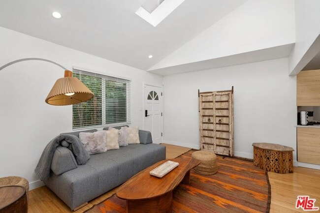Photo - 621 Rose Ave Unidad #B