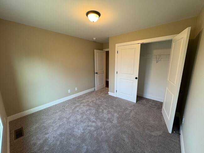 Photo - Beautiful new townhouse with a move in spe...