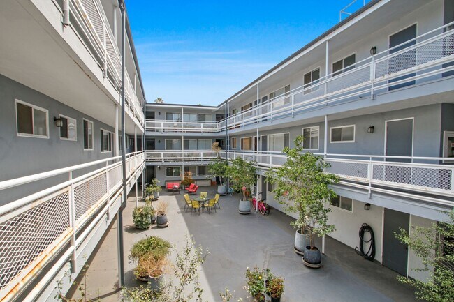 Photo - 303 California Ave, 3 blocks to the beach,...