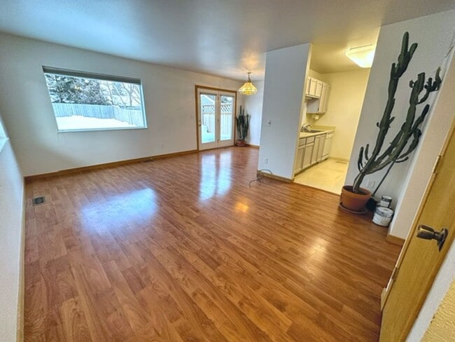 Building Photo - South Anchorage Home with Fenced in Yard & In Unit Laundry