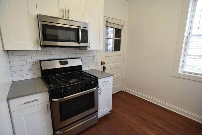 Building Photo - 3802 N Pine Grove Ave Unit 3