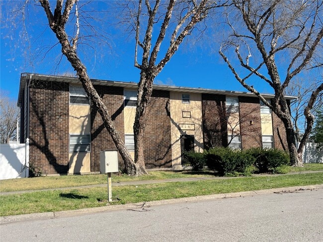 Building Photo - 304 Estate Dr