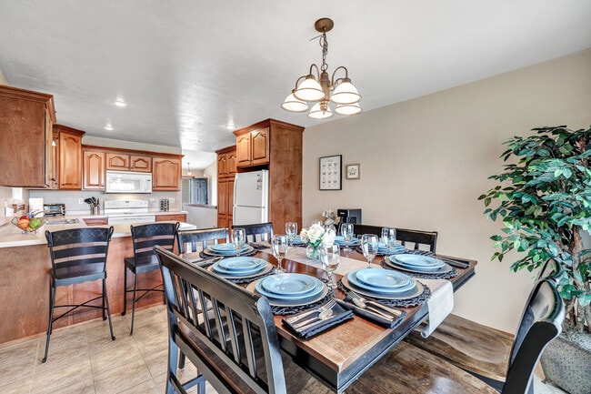 Dining area and eat-in counter - 2210 Rygar Ct