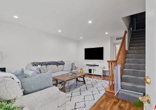 Photo - 6252 Morse Ave