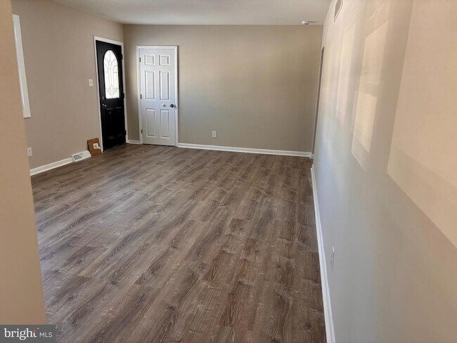 Photo - 1228 Heddon Ave