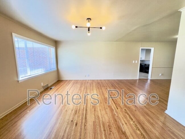 Photo - 1045 E 53rd St