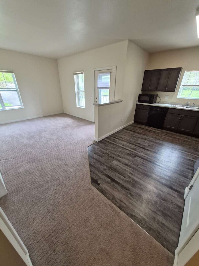 Building Photo - 2 Bedroom | 1 Bathroom 2nd Floor Apartment Available RIGHT NOW! Unit 209