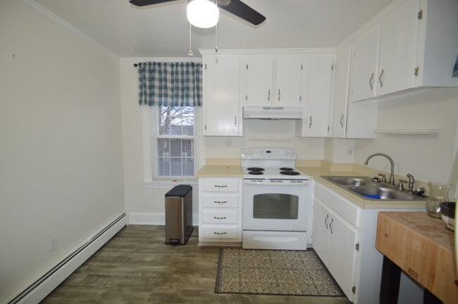 Limpie y luminosos, y tienen espacio para una mesa pequeña - 468 Spring St Unidad 2