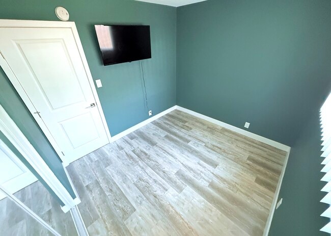 Clean & Private 100 sq.ft space with TV & FireStick included!*Wifi* - 1317 Magnolia Ave