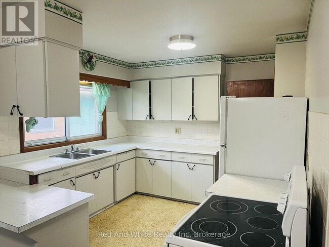 Photo - 157 Schweitzer St