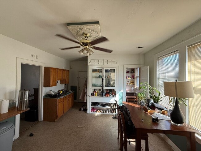 Photo - ? Steps from Brady St! Bright 2BR with FREE Laundry & Pet-Friendly Living Unidad #4 Upper Rear