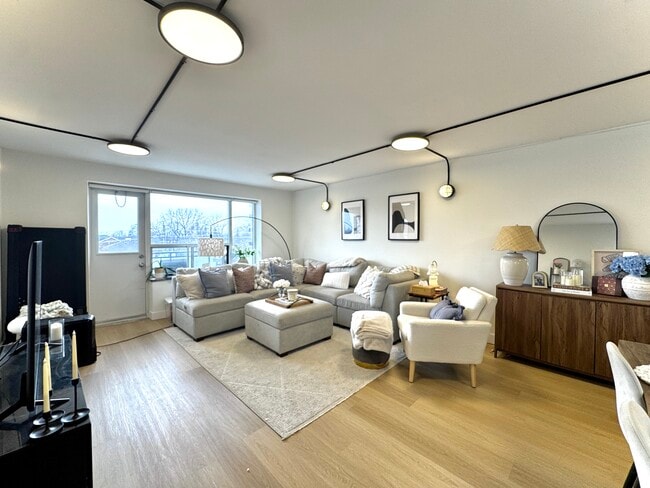 Building Photo - 420 Eglinton Ave E Unit 102
