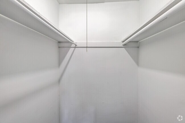 2BR, 1.5BA - 1,050SF - Marquise - Closet