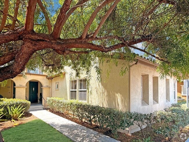 Building Photo - Charming 2BR/2BA Home with Attached Garage...