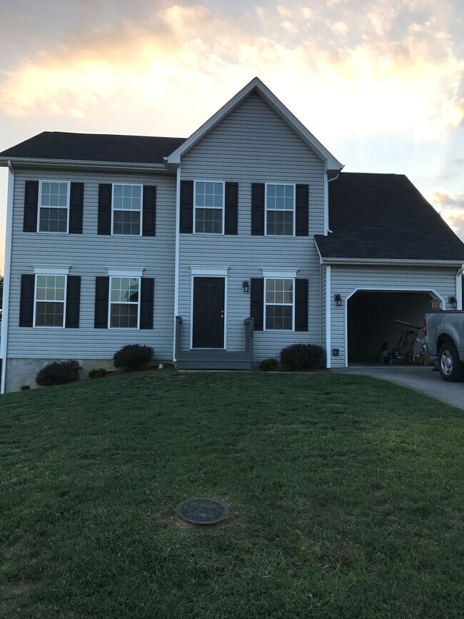 Building Photo - 450 Chelsea Loop