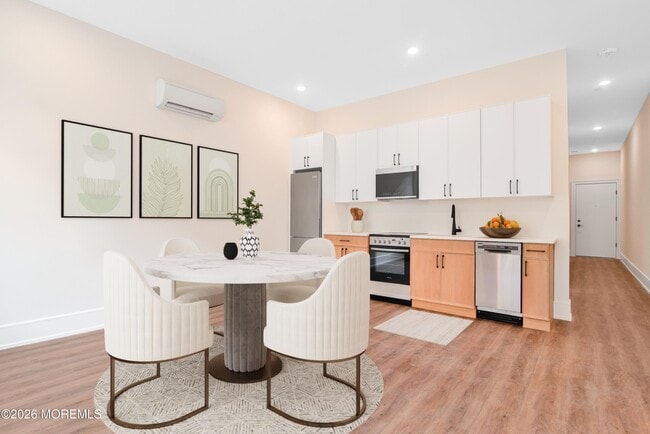 Building Photo - 527 Bangs Ave Unit 409