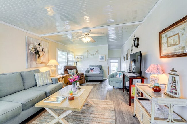 Building Photo - 670 N Green Cir Unit ID1385620P