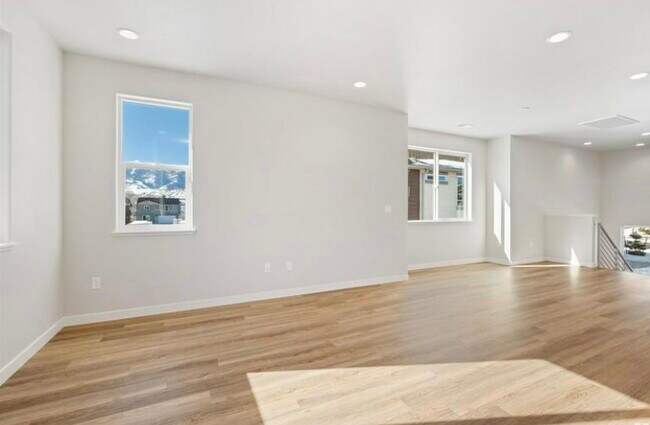 Living/dining - 913 Garden Ct