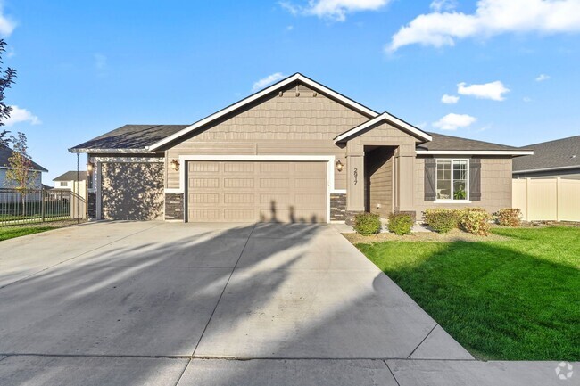 Building Photo - 4 Bedroom, 2 Bath & 3 Car Garage! Rental