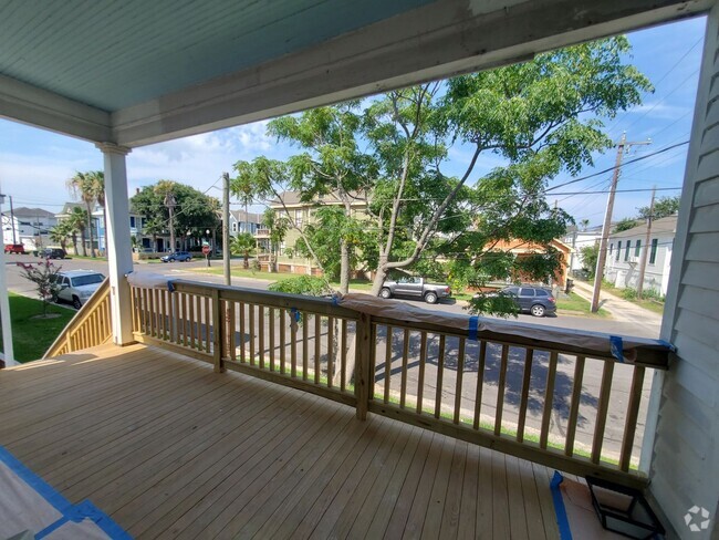 Building Photo - One bedroom home includes garage