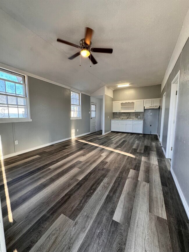 Photo - 611 E Garza St