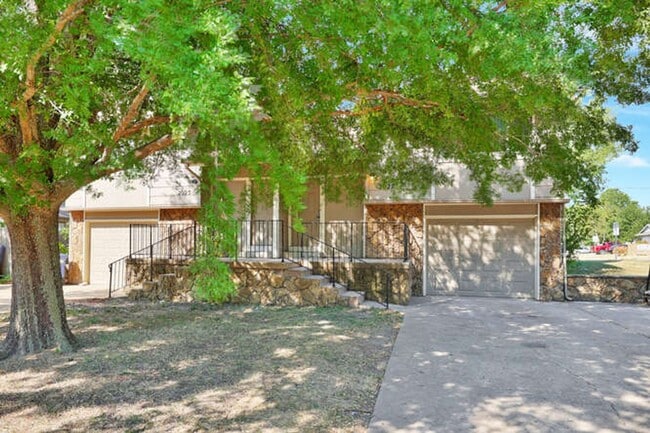 Building Photo - 2025-2027 N. Rosewood Ct. Unit 2027 N. Rosewood Ct.