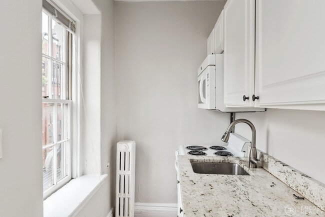 Building Photo - 47 S Russell St Unit 4