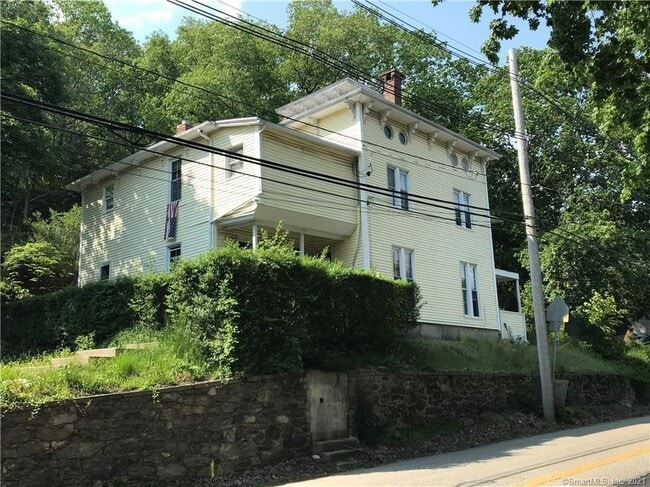 View from the street - 73 W Thames St Unit 73B