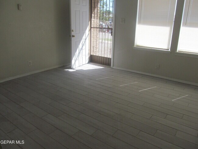 Photo - 253 Jensen Ave