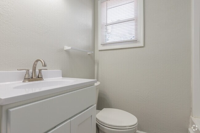 2 habitaciones, 1 baño, 811 pies cuadrados, baño - Seven Oaks Apartments