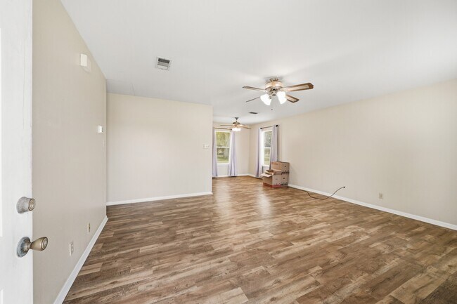 Building Photo - 1017 Lions Park Dr