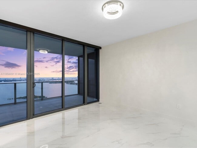 Photo - 700 NE 24th St Unidad 4906