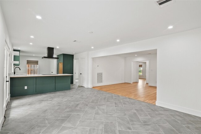 Photo - 312 W 31st St House