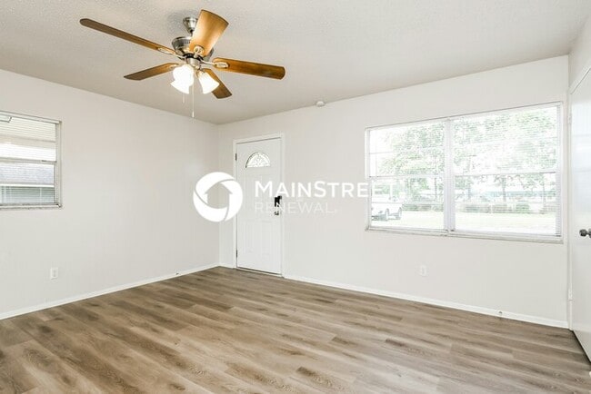 Photo - 3 Bedroom Pet-Friendly Home in WINTER HAVEN, FL with Main Street Renewal