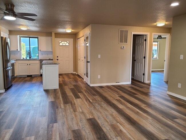 Photo - 1100 Excalibur Dr