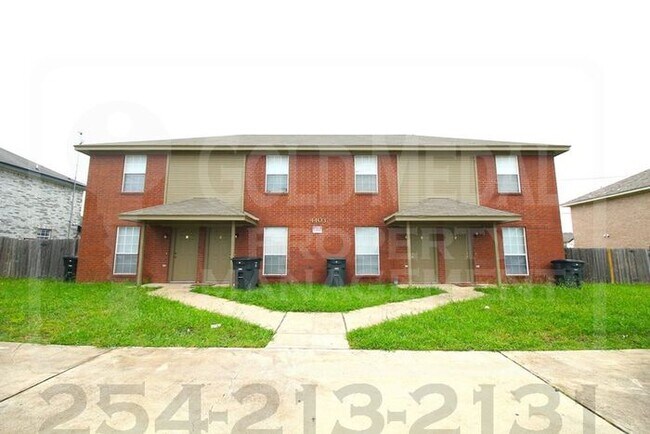 Building Photo - Step into comfort and convenience with thi...