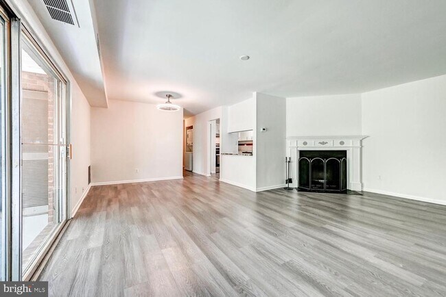 Building Photo - 101 Fitz Ct Unit 201