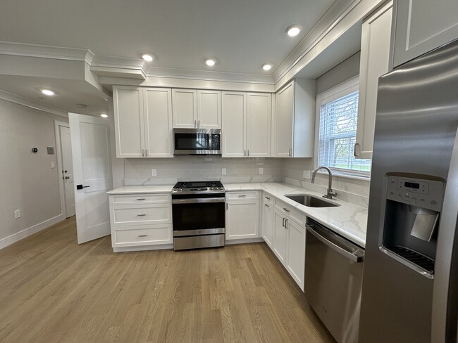 Building Photo - 2 Rossmore Rd Unit 2 Rental