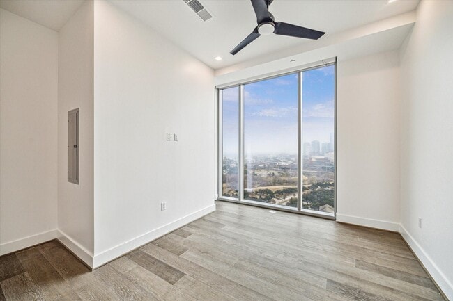 Building Photo - 1711 Allen Pkwy Unit 1806