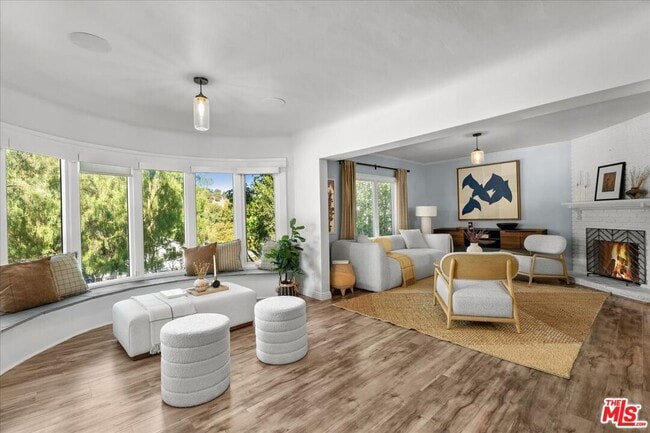 Photo - 4104 Saugus Ave