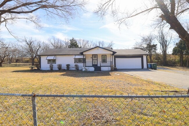 Photo - 4 Bed | 1.5 Bath in North Tulsa!