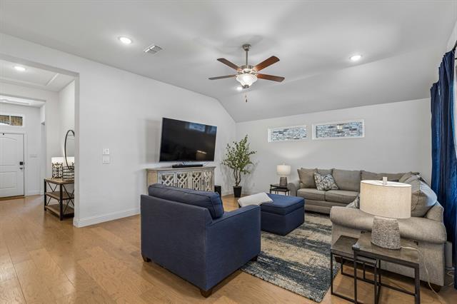 Photo - 685 Coleman St