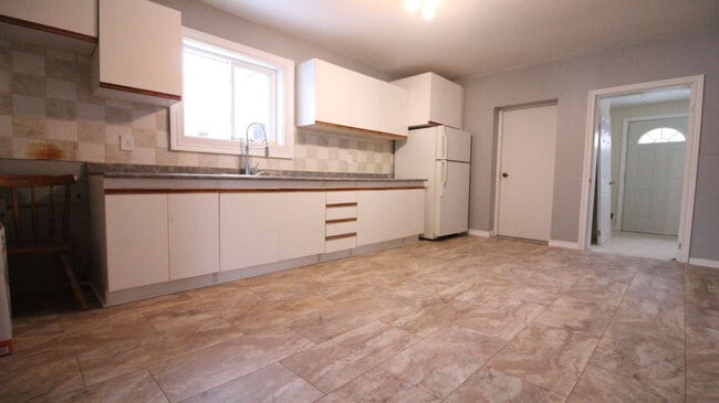 Photo - 39 Empress Ave N Unit 1