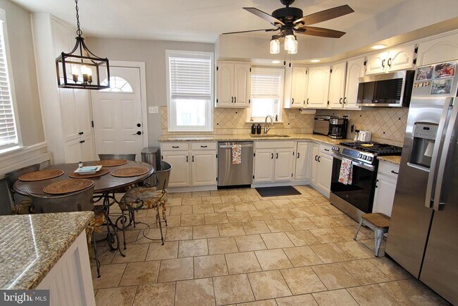 Photo - 215 W 9th Ave