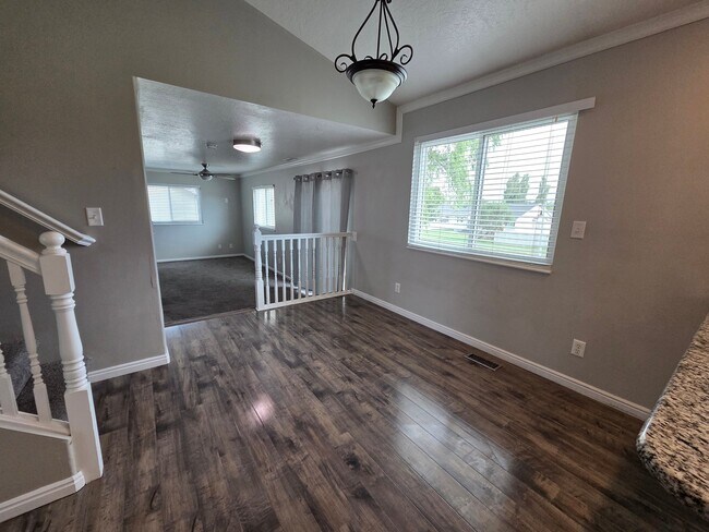 Photo - 247 Vineyard Way N